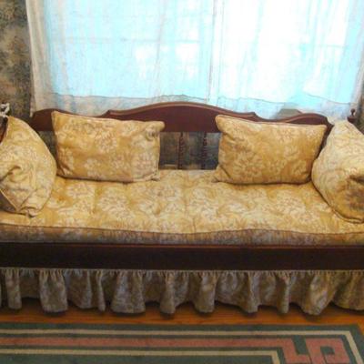 D101 - Vintage Sofa Bench with Wood Frame