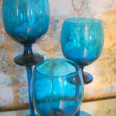 D108 - Set of Blue Glassware Dishes 