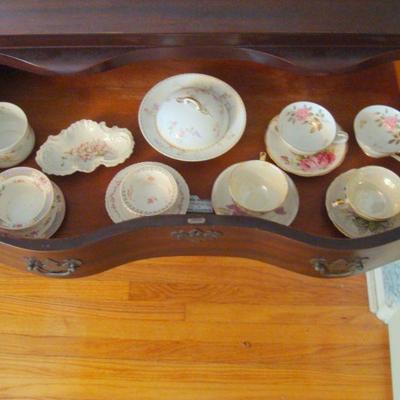 D117 - Small Group of Tea Cups and Saucers
