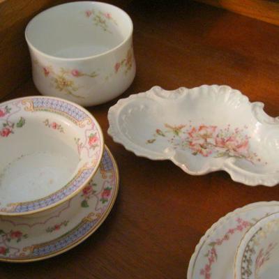 D117 - Small Group of Tea Cups and Saucers