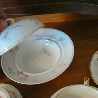D117 - Small Group of Tea Cups and Saucers