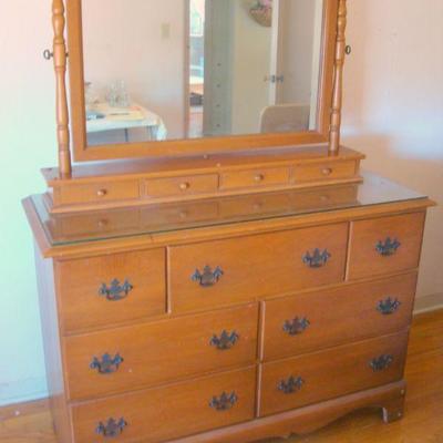 bd1  L101 - Great Looking Dresser + Mirror