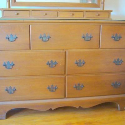 bd1  L101 - Great Looking Dresser + Mirror