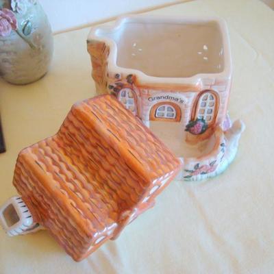 bd1 L103 - Small Ceramic Lot vase cookie jar figurne