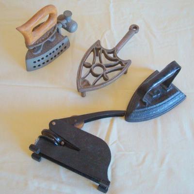 bd1 L109 - 4 Piece Metal Group Trivet Irons and Embosser