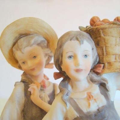 bd1 L118 - Pair of Country Girl Figurines