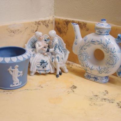 bd1 L123 - 3 Piece lot of Blue and White Themed Items