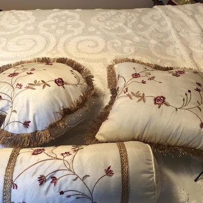 3 decorative pillows 