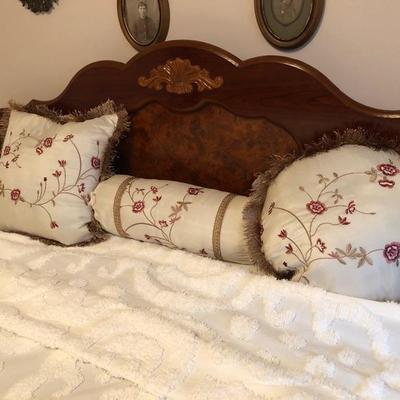 3 decorative pillows 