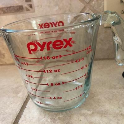 Pyrex measure cup 2 cups 