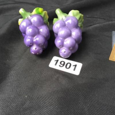 Royal Bayreuth Grape cluster salt and pepper shakers lot 1901