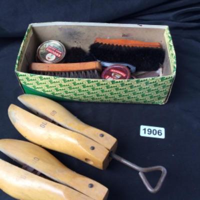 Assorted Shoe-shining supplies lot 1906