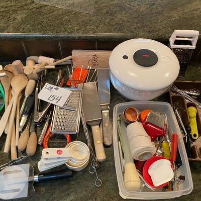 Lot# 154 Lot of kitchen measuring bakeware items 