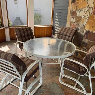 Lot # 290 Outdoor round table and 4 chairs with cushions
