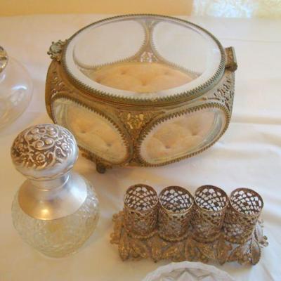 B2 105 - Assorted (8) Piece Vanity Lot