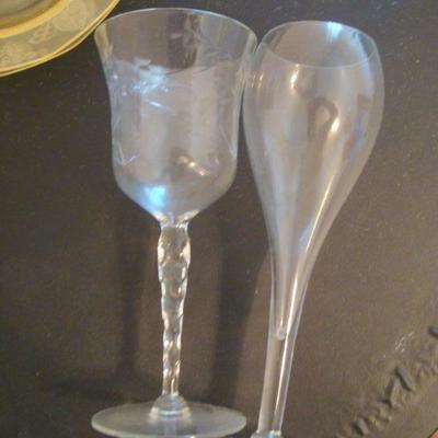 B2 107 - Glass Lot Consisting of 7 Champagne Flute Glasses, 1 Charger & 4 Plates