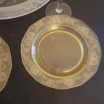 B2 107 - Glass Lot Consisting of 7 Champagne Flute Glasses, 1 Charger & 4 Plates