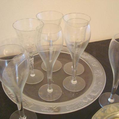 B2 107 - Glass Lot Consisting of 7 Champagne Flute Glasses, 1 Charger & 4 Plates