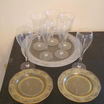 B2 107 - Glass Lot Consisting of 7 Champagne Flute Glasses, 1 Charger & 4 Plates