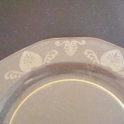 B2 107 - Glass Lot Consisting of 7 Champagne Flute Glasses, 1 Charger & 4 Plates