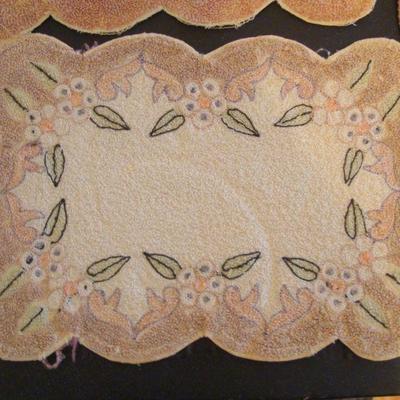 B2 110 - Lot of Assorted Doilies