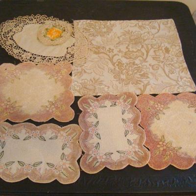 B2 110 - Lot of Assorted Doilies