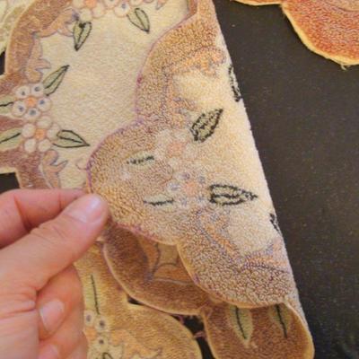 B2 110 - Lot of Assorted Doilies