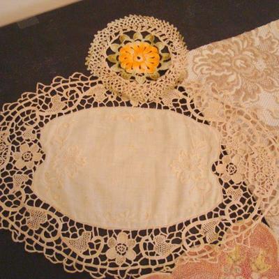 B2 110 - Lot of Assorted Doilies