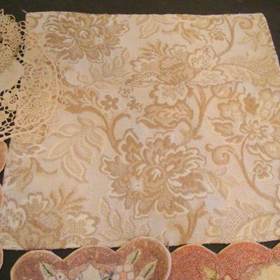 B2 110 - Lot of Assorted Doilies