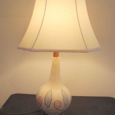 B2 111 - Great Looking Mid Century Modern Lamp with Shade 29 1/2" tall