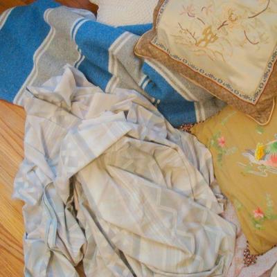 B2 116 - Bedding Pillows & 1 Knitted Poncho