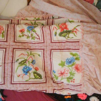 B2 116 - Bedding Pillows & 1 Knitted Poncho