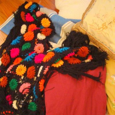B2 116 - Bedding Pillows & 1 Knitted Poncho