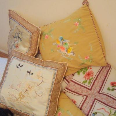 B2 116 - Bedding Pillows & 1 Knitted Poncho