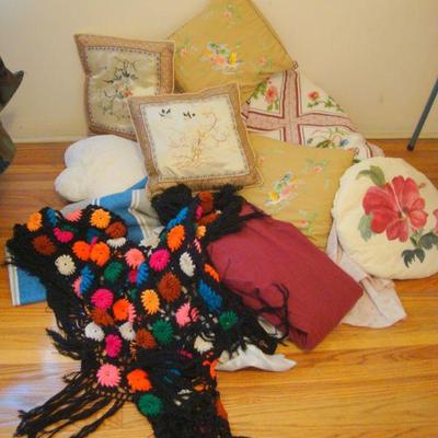 B2 116 - Bedding Pillows & 1 Knitted Poncho