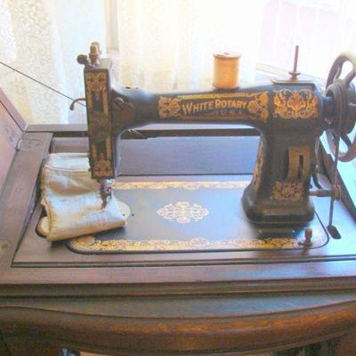 B2 119 - Vintage Sewing Machine in Cabinet