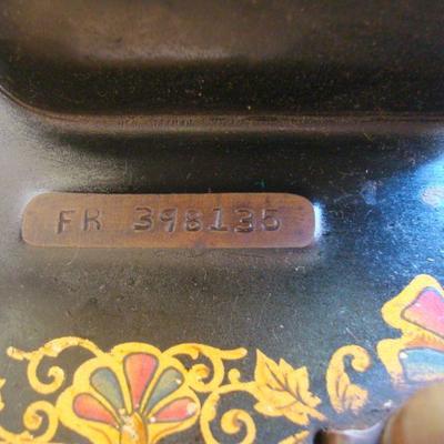 B2 119 - Vintage Sewing Machine in Cabinet