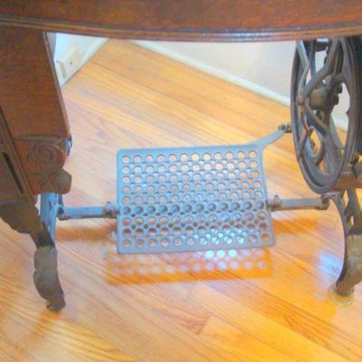 B2 119 - Vintage Sewing Machine in Cabinet