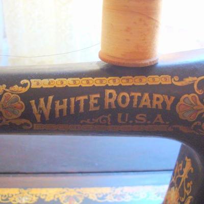 B2 119 - Vintage Sewing Machine in Cabinet