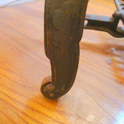 B2 119 - Vintage Sewing Machine in Cabinet
