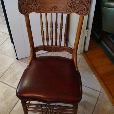 K101 - Round Wooden Claw Footed Dining Table w/ 4 Chairs