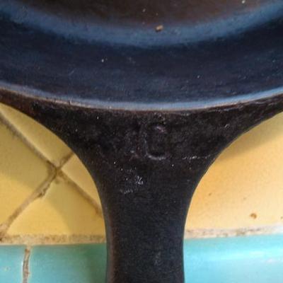 K104 - Wagner Ware #10 Cast Iron Skillet