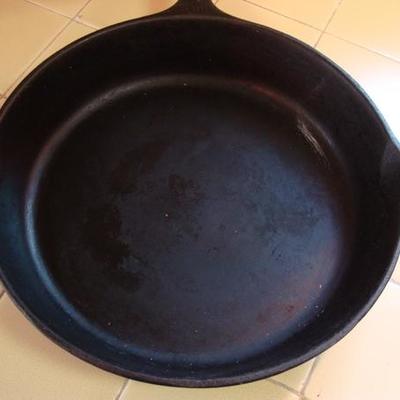 K104 - Wagner Ware #10 Cast Iron Skillet