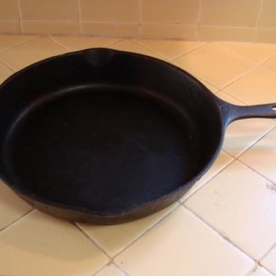 K104 - Wagner Ware #10 Cast Iron Skillet