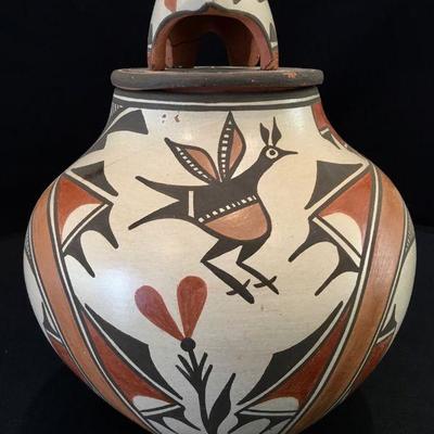 Award winning Native American potter Elizabeth Medina Zia pot with lid