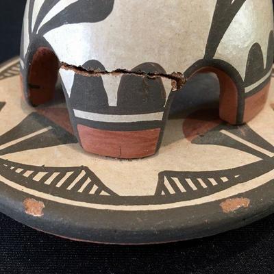 Award winning Native American potter Elizabeth Medina Zia pot with lid