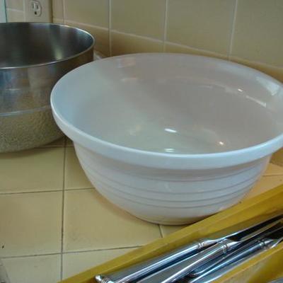 K110 - Kitchen Lot of 3 Bowls, Flatware & Grinder