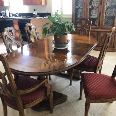 Dining table 6 chairs LIKE NEW 