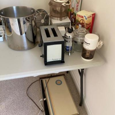 Lot # 265 Kitchen Housewares Lot 