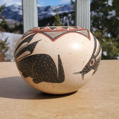 Small Mata Ortiz Pot w/ Rabbit by Roberto Banuelos